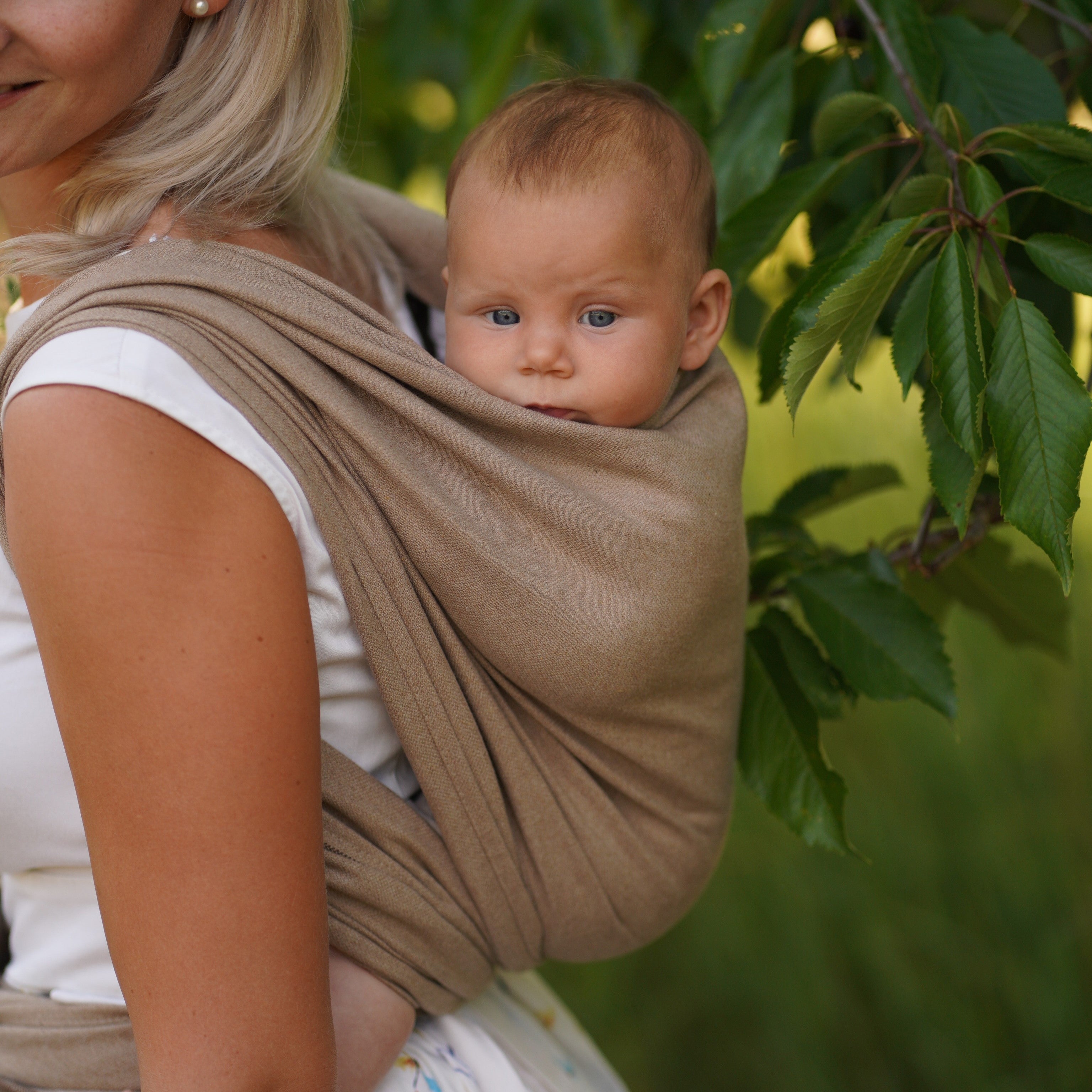 Baby wearing sling online