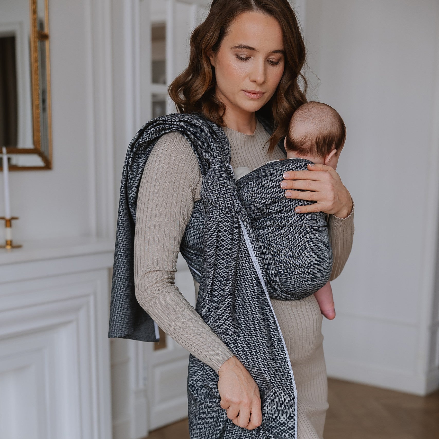 Gray Tragetuch Leo baby wrap with subtle weave pattern, suitable from birth up to 25 kg, made of OEKO-TEX certified cotton.