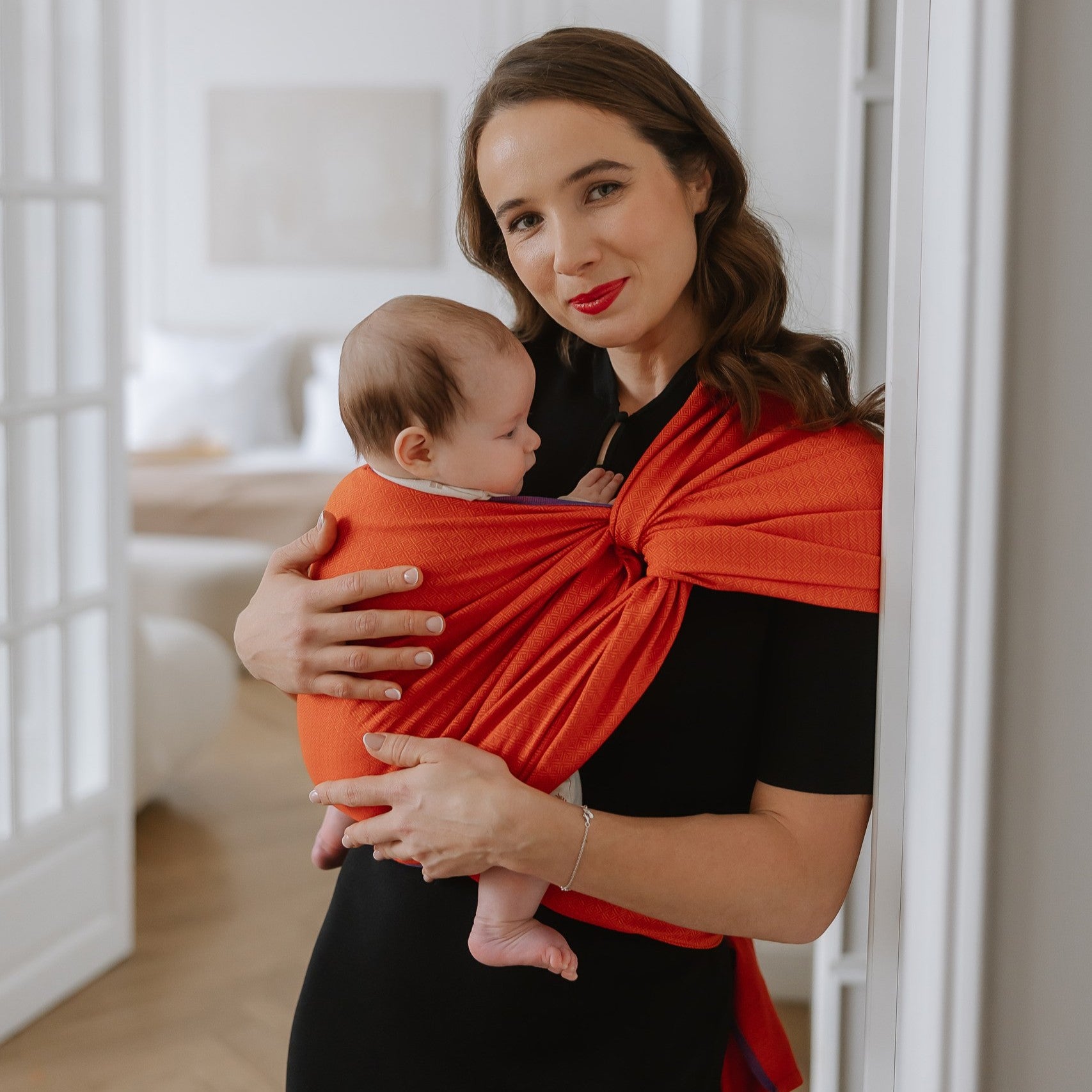 Tragetuch Leo Orange baby wrap with subtle weave pattern, made in Germany from 100% cotton, OEKO-TEX certified.