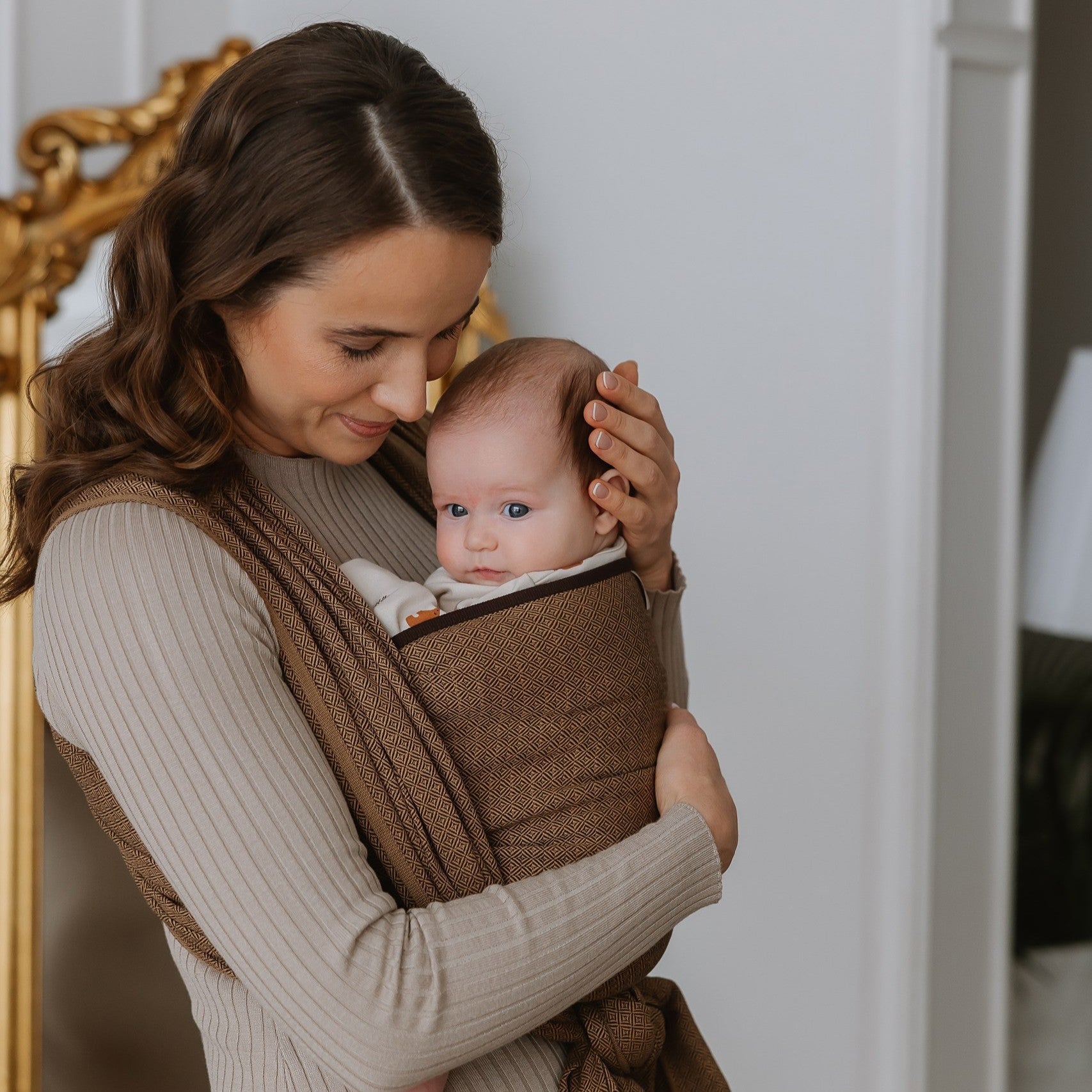 Tragetuch Leo Cafe baby wrap, soft and diagonally elastic woven, ideal for newborns to toddlers, made of 100% OEKO-TEX certified cotton, featuring different colored edges for easy tying.